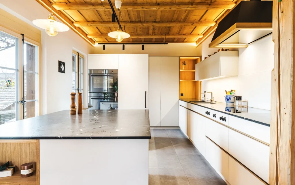 Umgebaute Küche die Altes und Neues verbindet.
