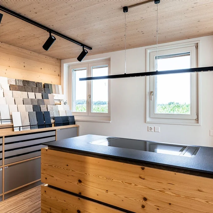 Showroom in Dieterswil mit zahlreichen Materialisierungen.