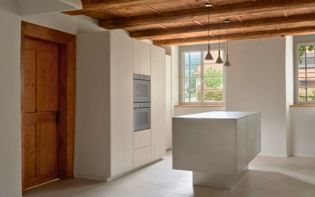 Eine neue Küche in einer charaktervollen Umgebung mit historischer Bausubstanz.