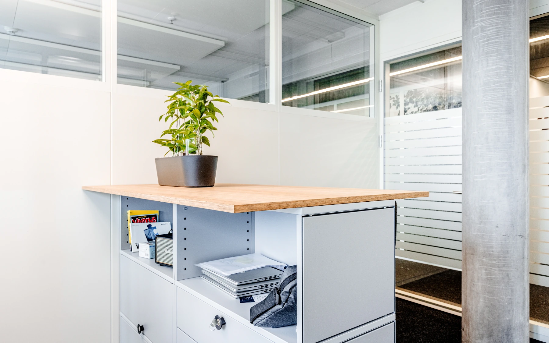 Metallmöbel mit Verkleidung aus furniertem Eichenholz