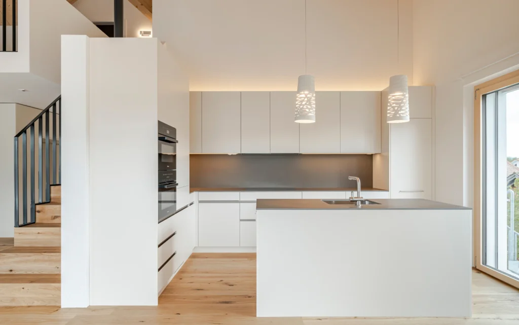 Küche, Treppe und Garderobe bilden eine Einheit