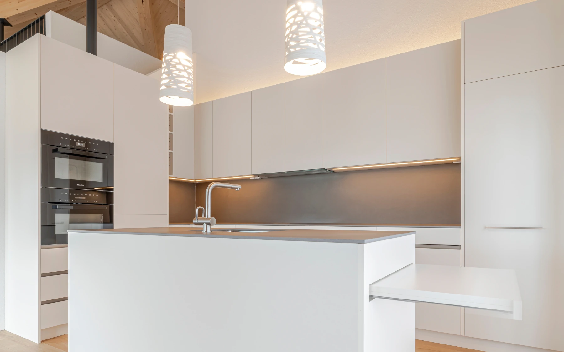 Die Küche wirkt zeitlos und hat bietet viele Extras