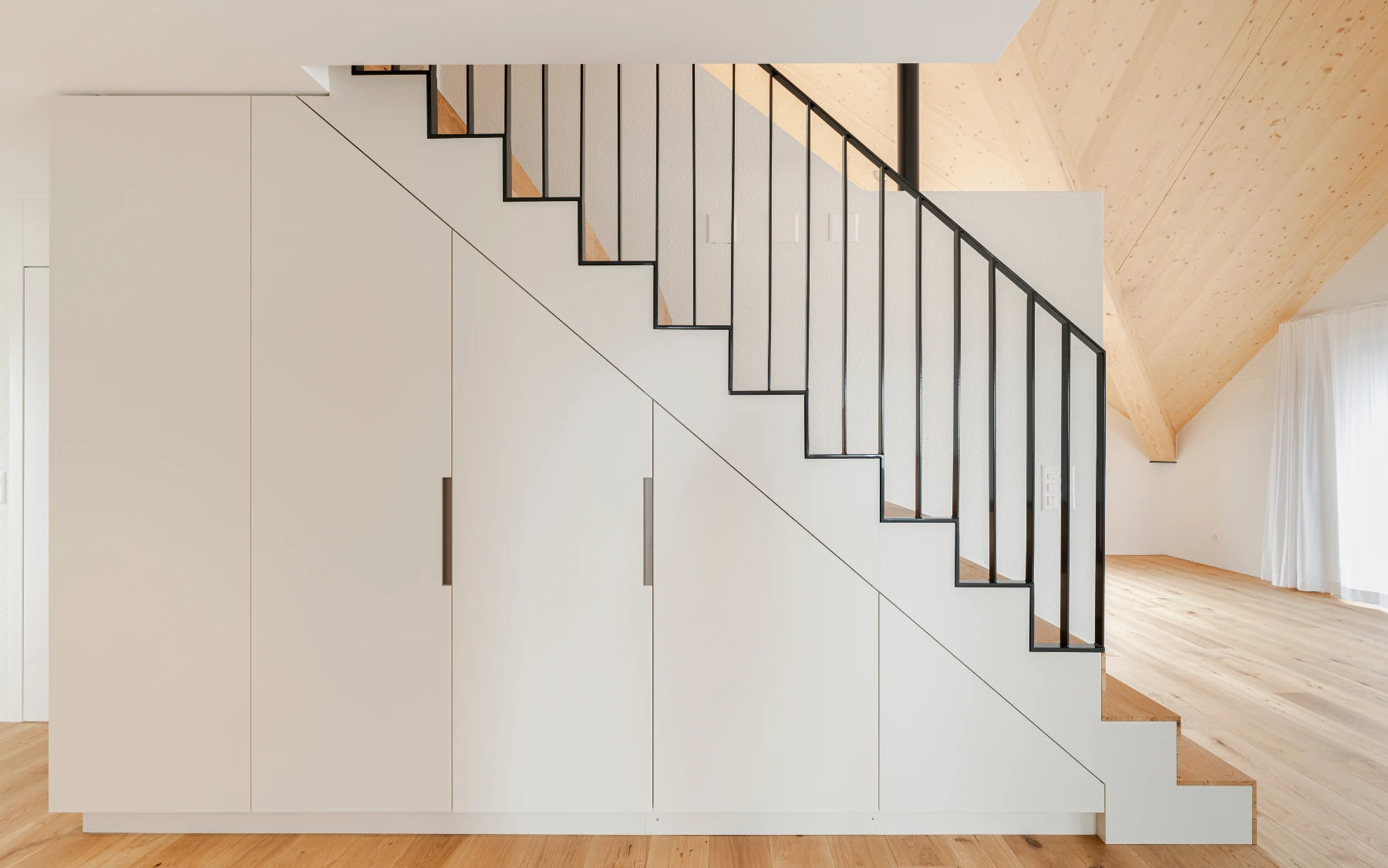 Viel Stauraum findet sich in den Einbauschränken unter der Treppe