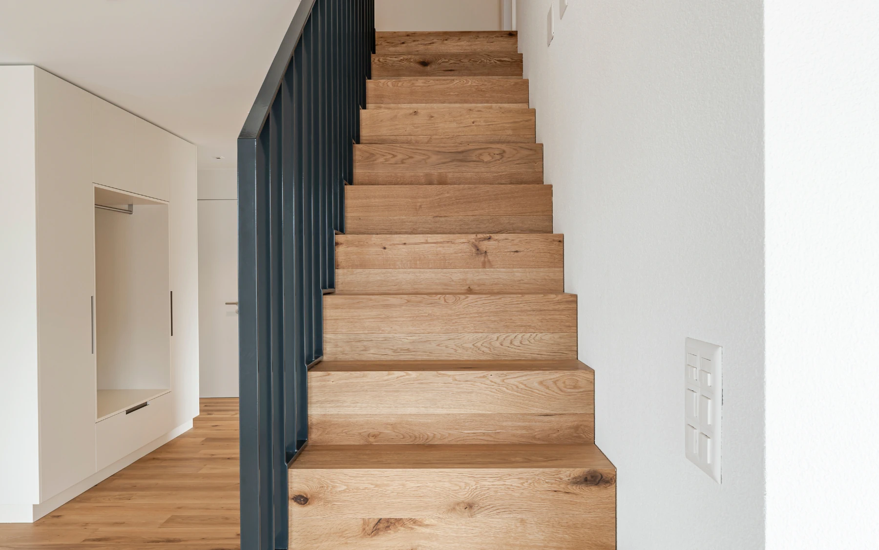 Treppe und Geländer sind auf den Millimeter aufeinander abgestimmt.