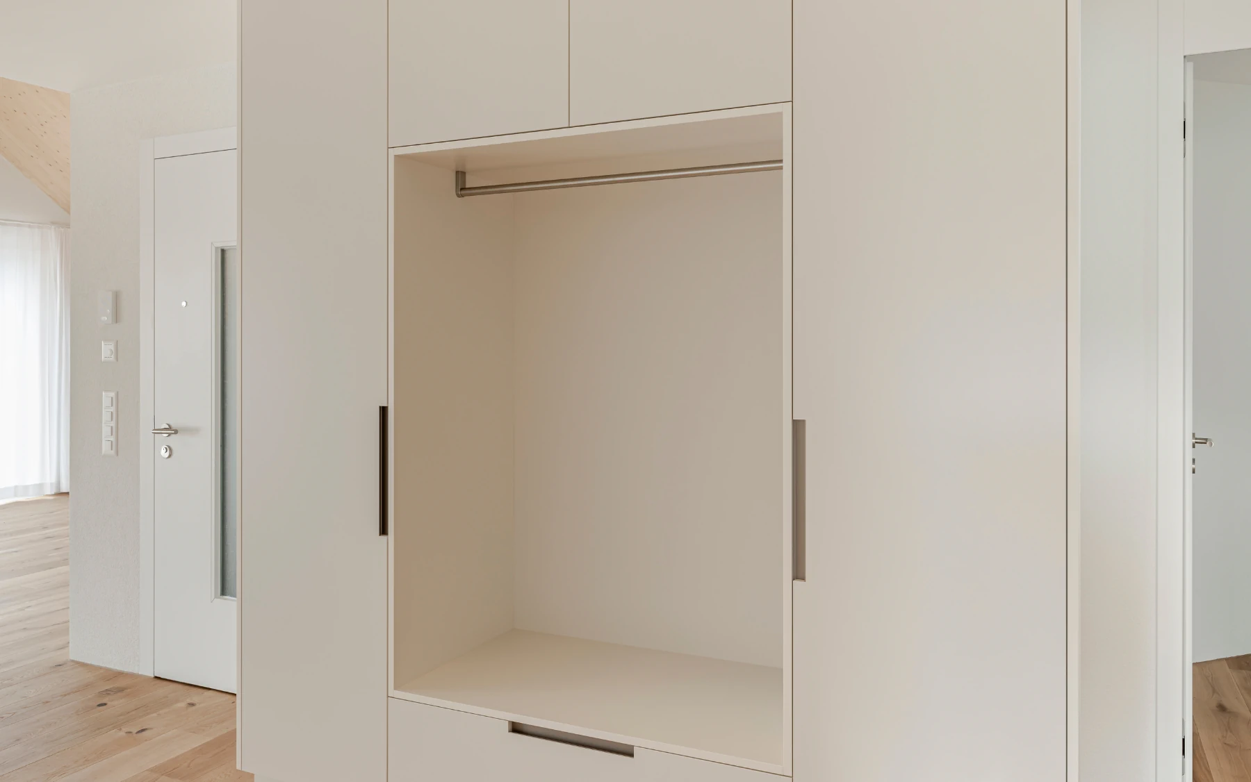 Die Garderobe kommt im selben Stil daher wie der Rest des Raumes