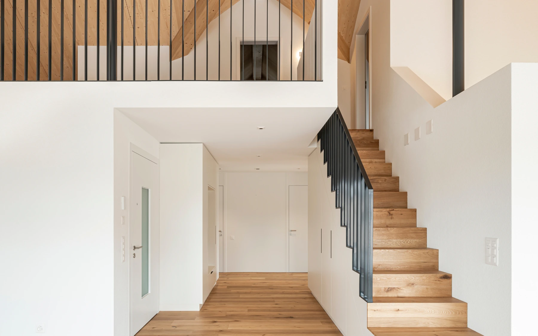 Parkett und Treppe sind mit demselben Holz ausgeführt