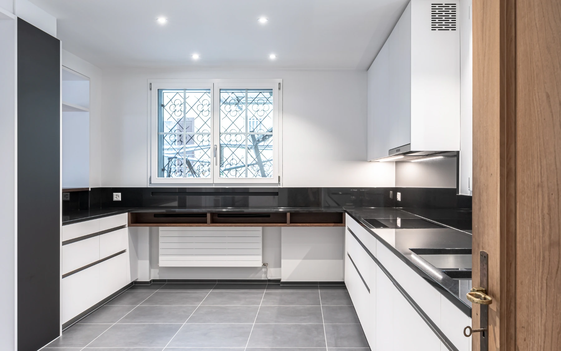 Die Fronten sind mit Kunstharz belegt.