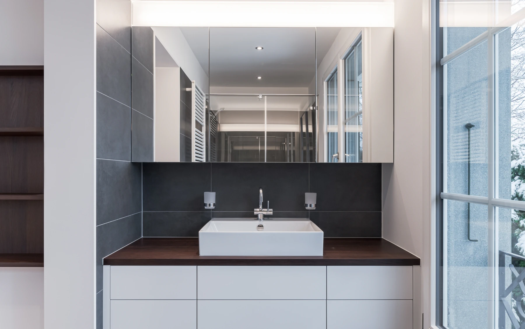 Das Badezimmer vervollständigt den einheitlichen Auftritt.