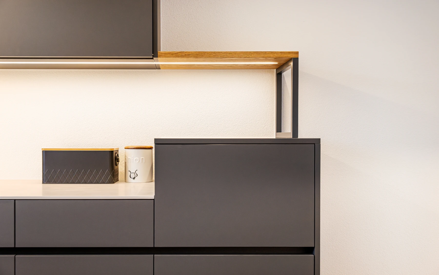 Tablar aus Parkett mit integrierter Beleuchtung.