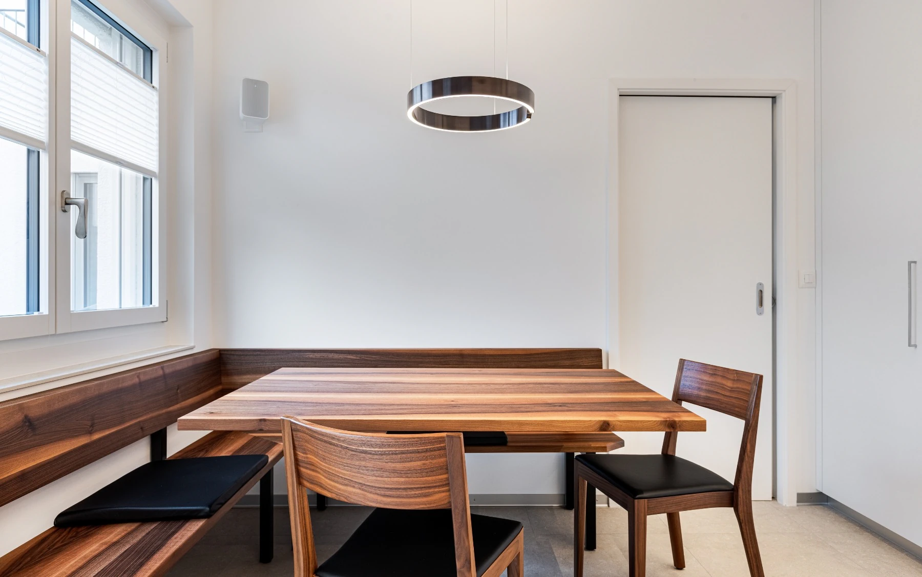 Essbereich mit Tisch und Bank aus europäischem Nussbaum