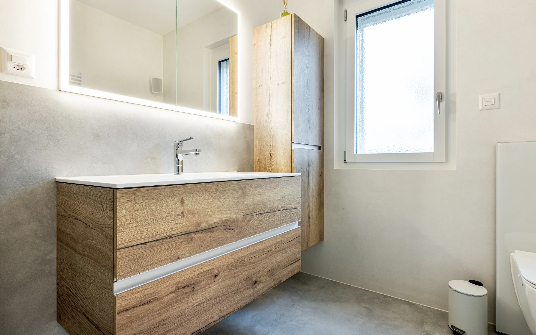 Badmöbel mit Corian Abdeckung und kunstharzbelegten Fronten