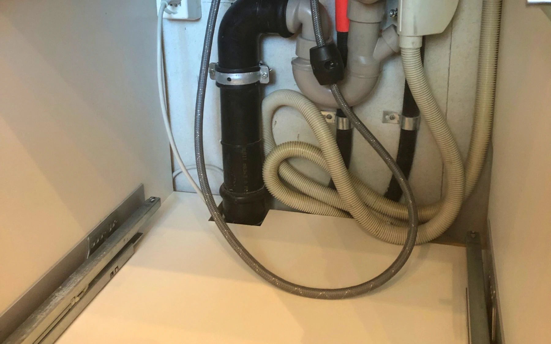 Enge Platzverhältnisse unter dem Spülbecken