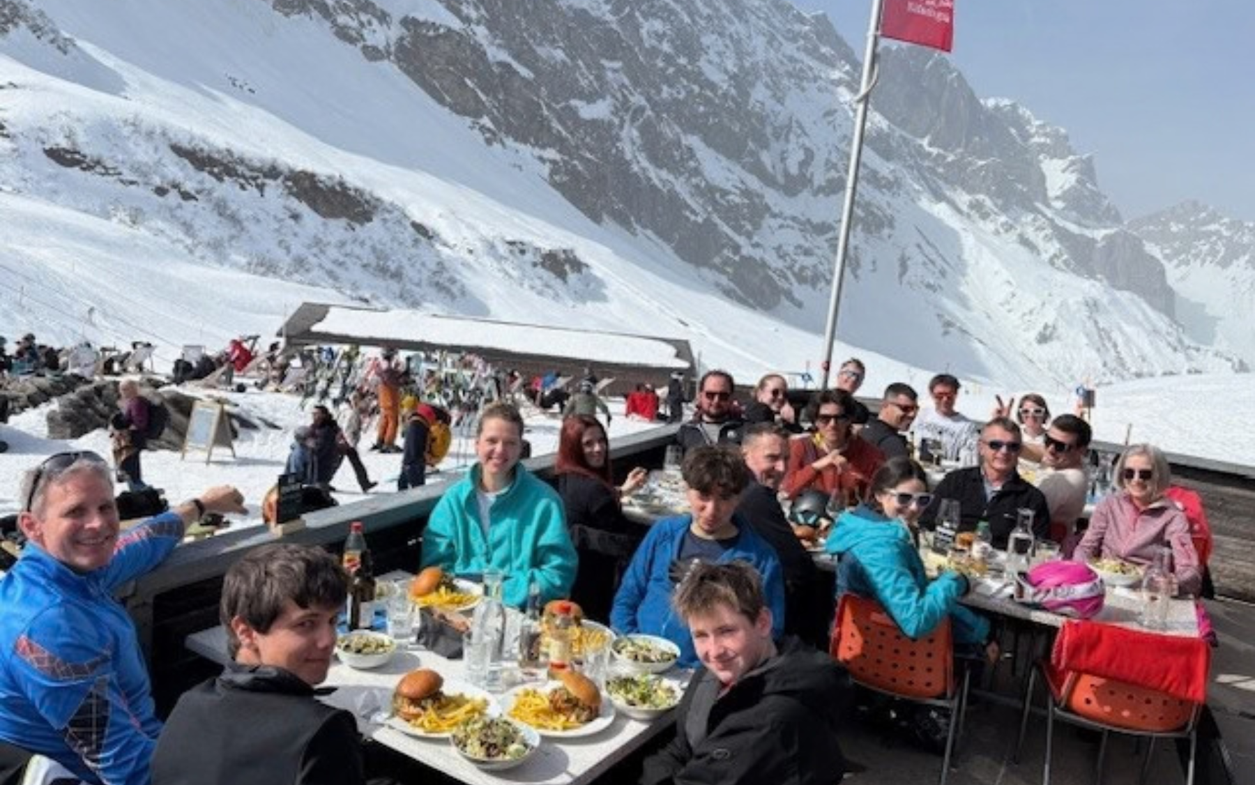 Glückliche Gesichter bei den Mitarbeitenden der Schneider Innenausbau AG