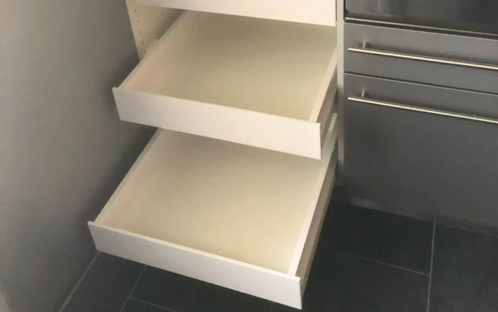 Wo vorher Tablare waren, sind nun Schubladen anzutreffen.