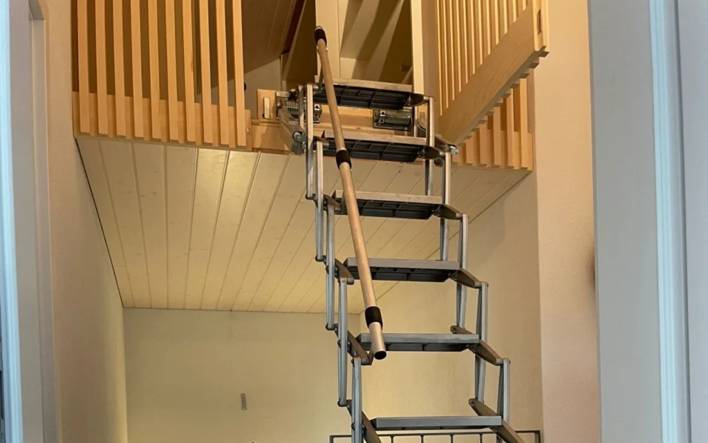 Zusätzlicher Stauraum mit Auszugstreppe