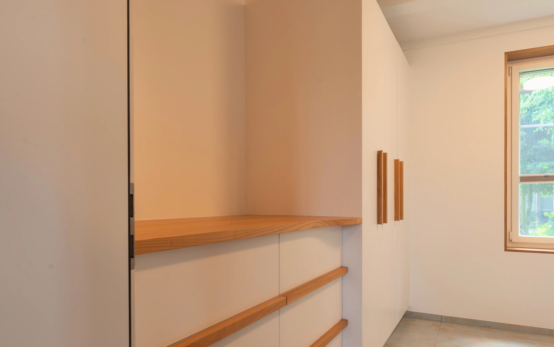Einbauschrank mit dem integrierten Wäscheständer.