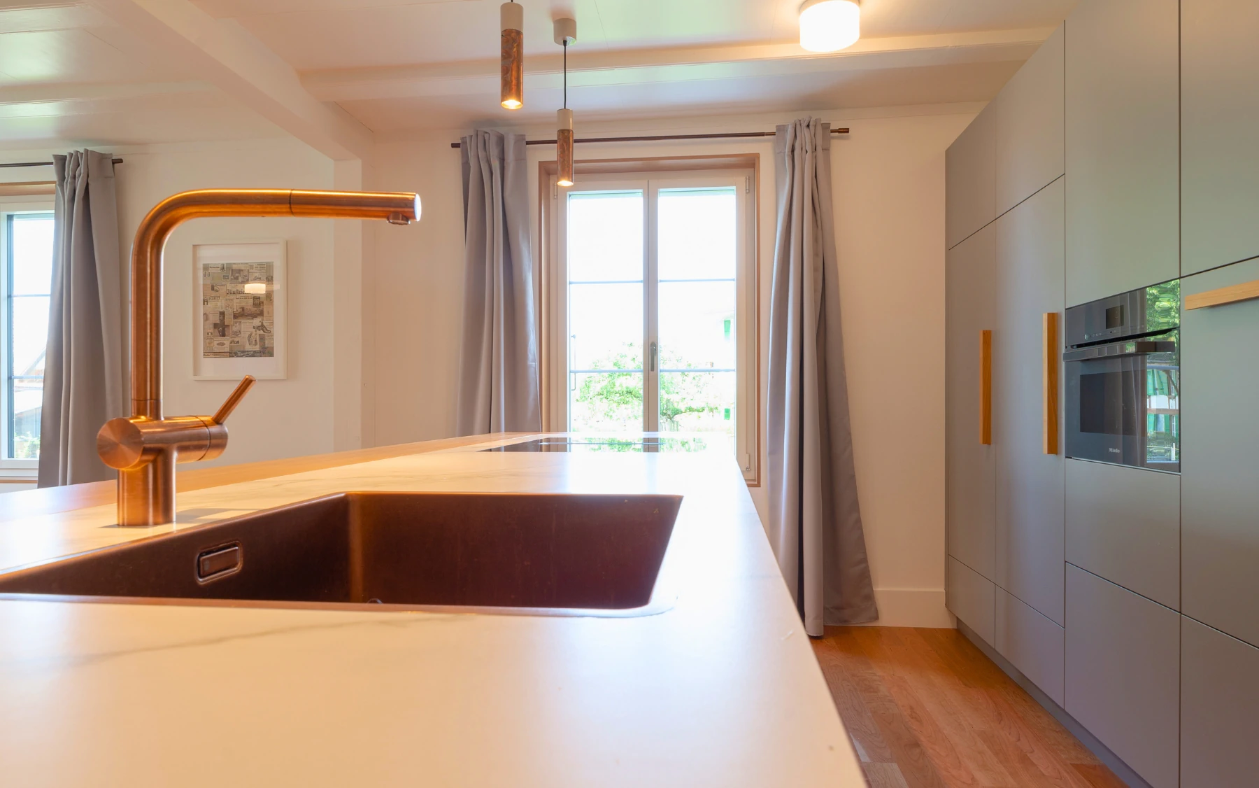 Detail der Arbeitsfläche mit integriertem Spülbecken und hochwertiger Armatur.