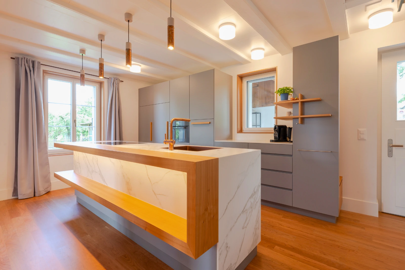 Küche mit ruhigen Fronten und durchgehender Linienführung.