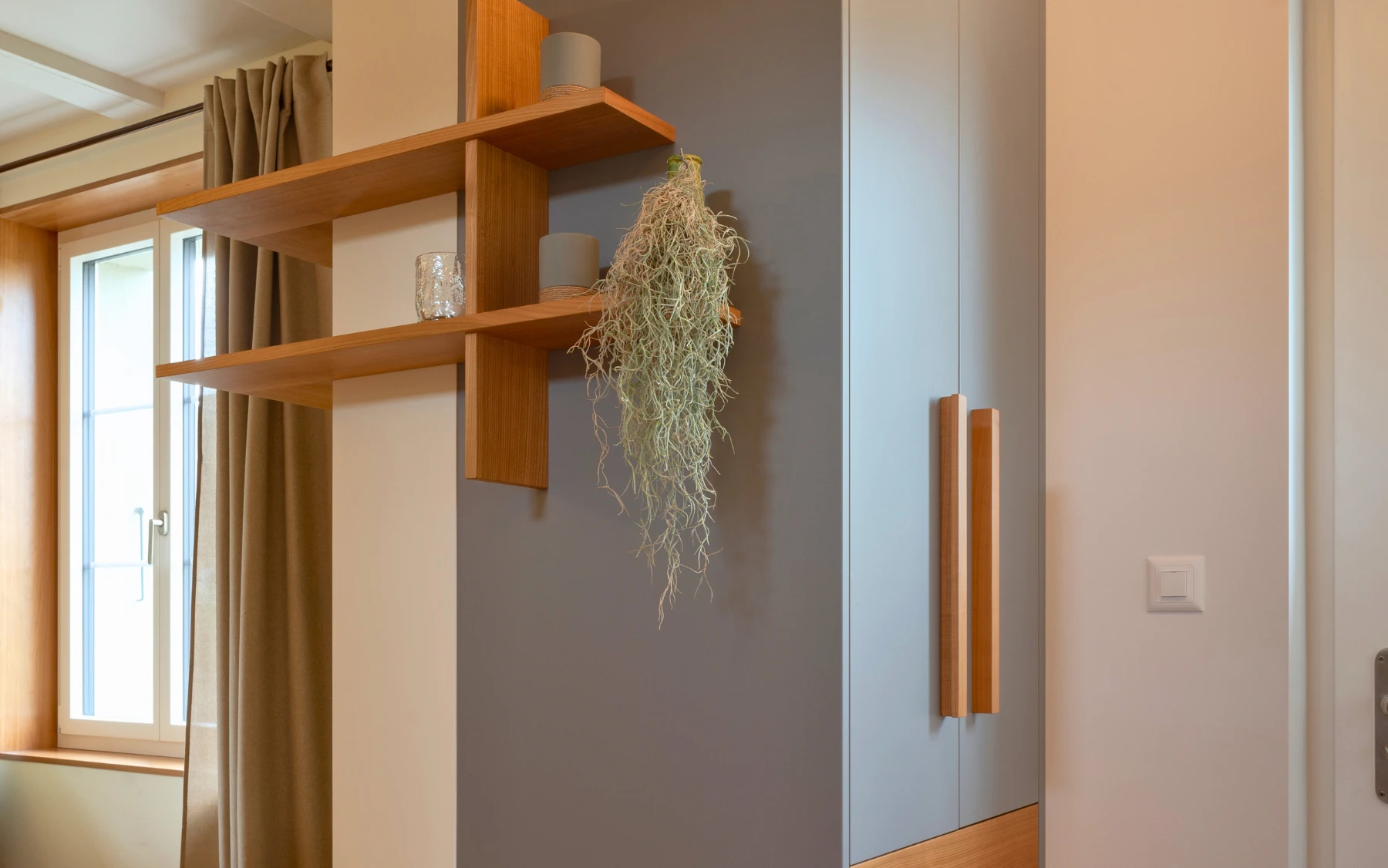 Offene Regallösung mit Kirschbaum, funktional und gestalterisch zugleich.