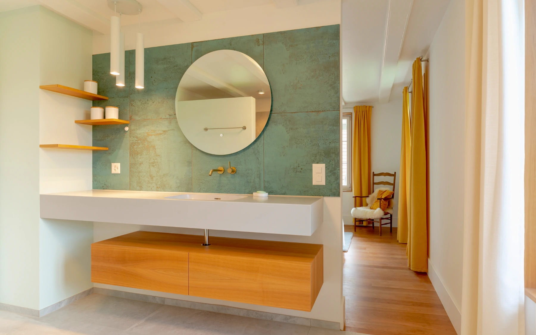 Badmöbel im Erdgeschoss mit klaren Flächen und warmen Holzdetails.