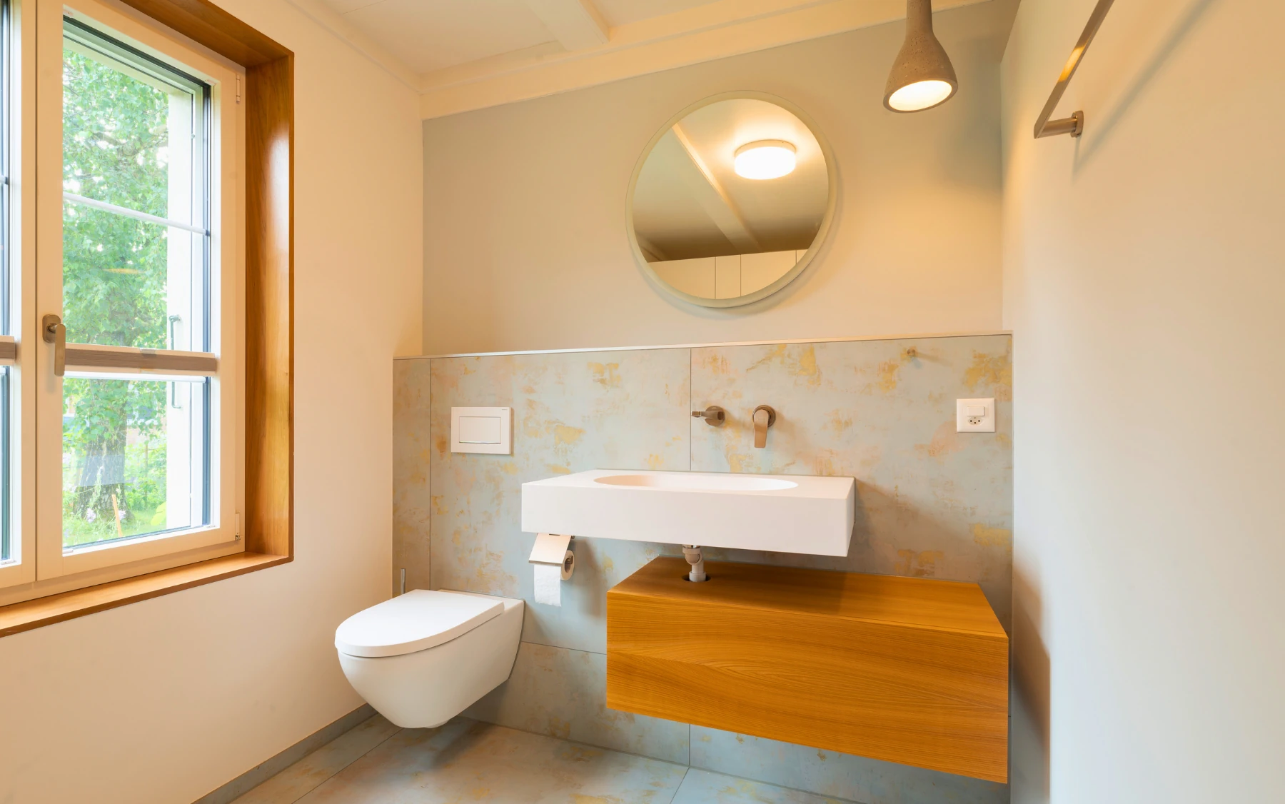 Bad im Obergeschoss mit reduzierter Gestaltung und ruhiger Materialwahl.