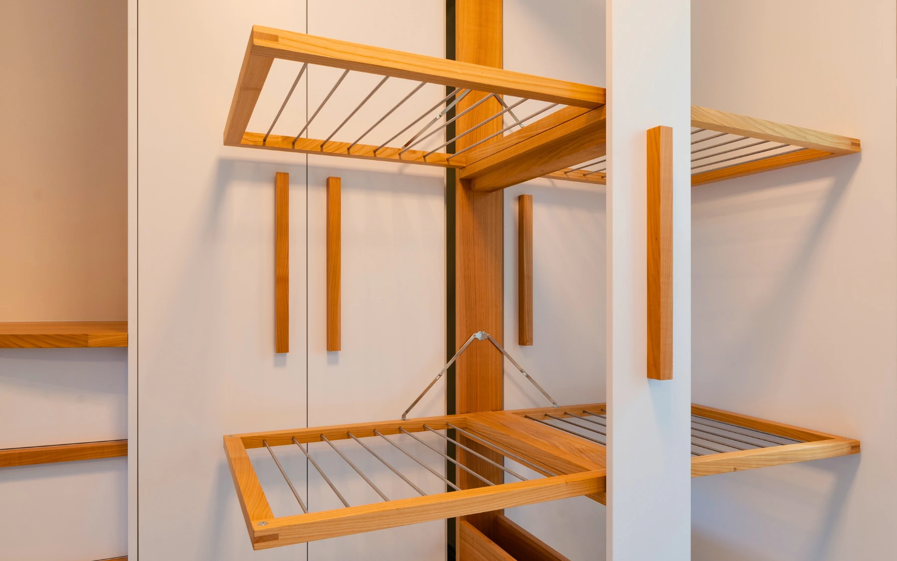 Ausziehbarer Wäscheständer platzsparend in den Schrank integriert.