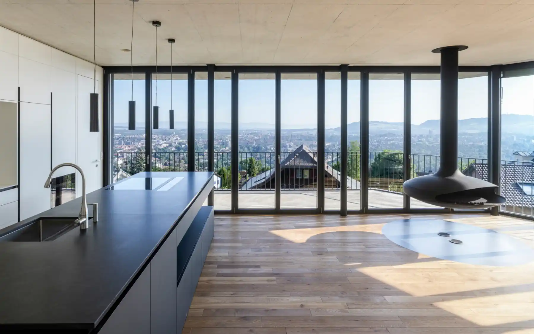 Grosszügige Fensterfronten verbinden Wohnraum und Aussicht.