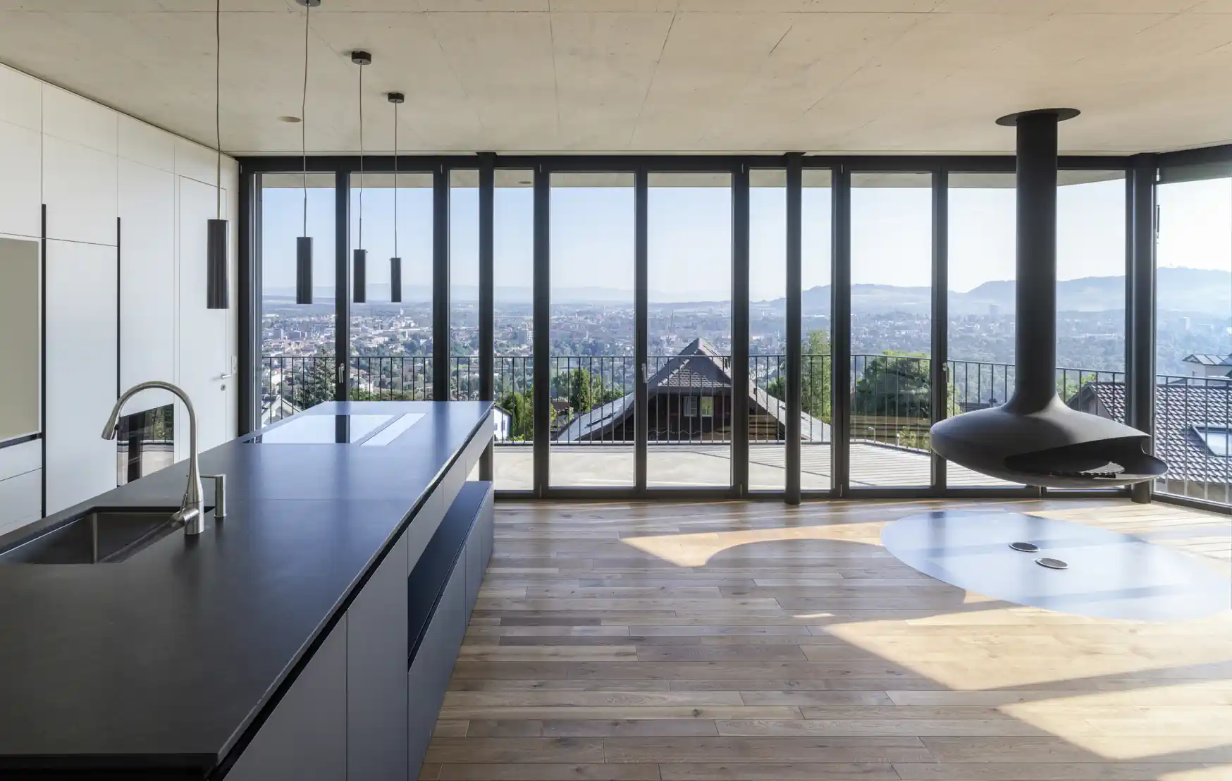 Grosszügige Fensterfronten verbinden Wohnraum und Aussicht.